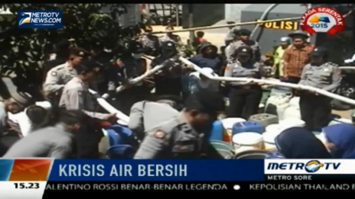 Kekeringan di Cihampelas, Polisi Suplai 6 Ribu Liter Air Bersih