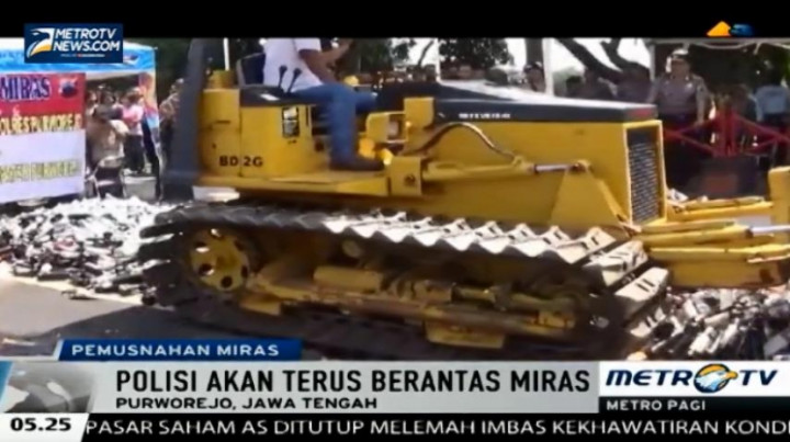 Polisi Musnahkan Ribuan Botol Miras