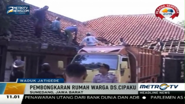 Polisi Bantu Bongkar Rumah Warga Terdampak Waduk Jatigede
