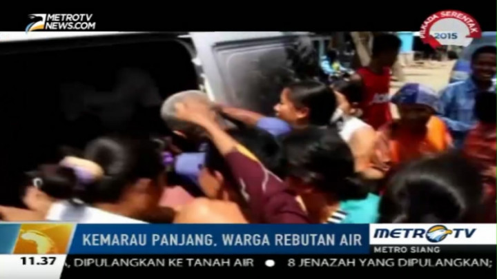 Aksi Saling Dorong Warnai Pembagian Air Bersih di Indramayu