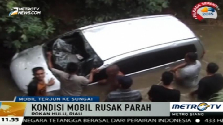 Sebuah Mobil Terjun ke Sungai Saat Hindari Genangan Air