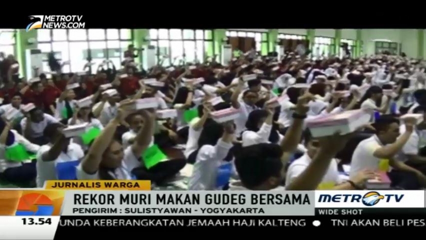 1.197 Mahasiswa Pecahkan Rekor MURI Makan Gudeg