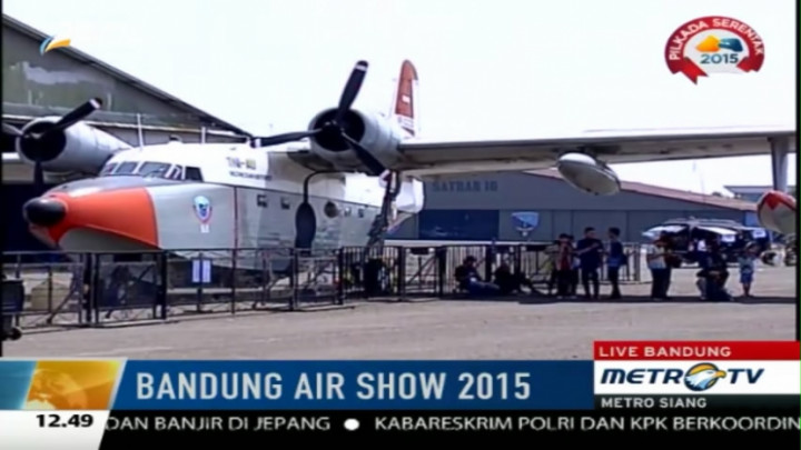 Atraksi Pesawat Latih Meriahkan Hari Kedua Bandung Air Show