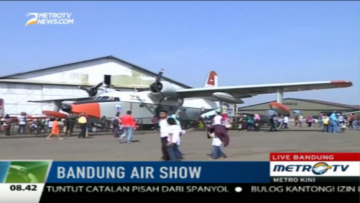 Ratusan Pengunjung Ramaikan Hari Ketiga Bandung Air Show 2015 