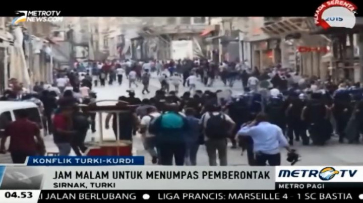 Bentrok Antara Polisi Turki dengan Pengunjuk Rasa