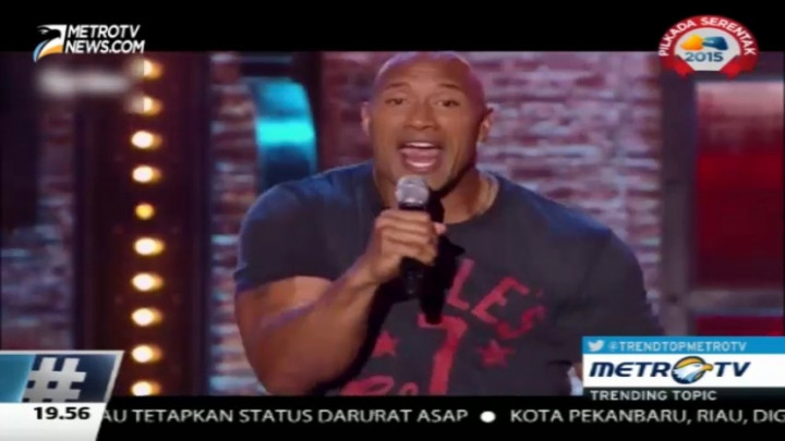 Aksi The Rock Nyanyikan 