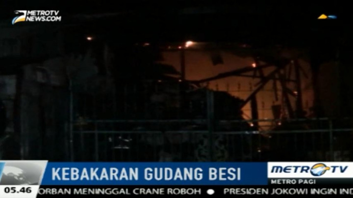 Sebuah Gudang Besi Tua Ludes Terbakar