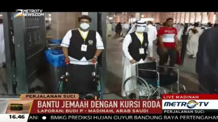 Sejumlah Pemuda Tawarkan Kursi Roda Bagi Jemaah Haji Lansia