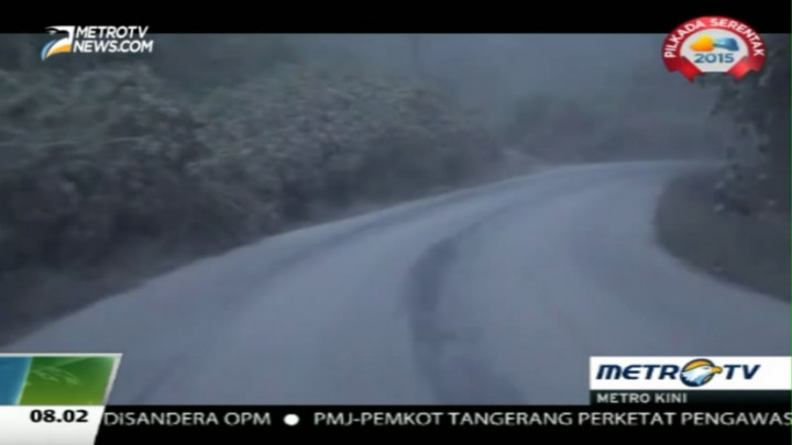 Jalur Evakuasi Erupsi Sinabung Tertutup Abu Vulkanis