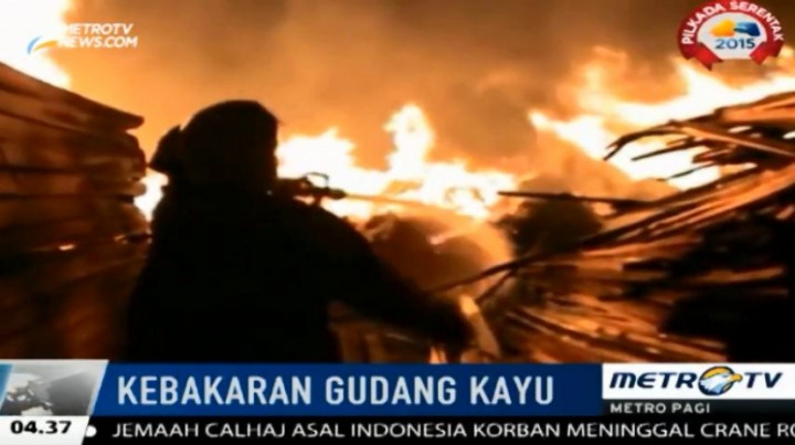 Gudang Kayu di Kawasan Ancol Barat Ludes Dilalap Api 