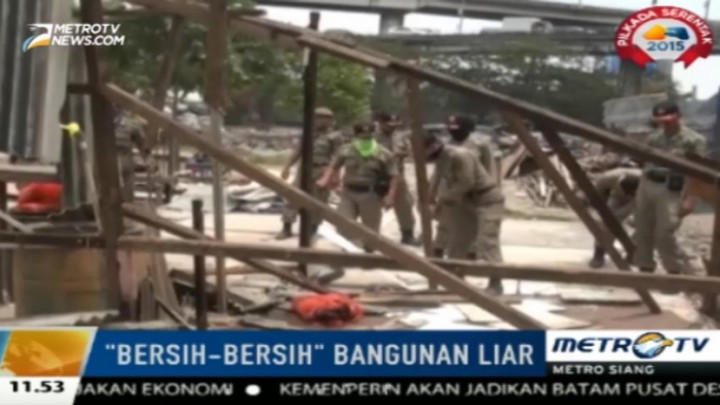 Petugas Bongkar Paksa 300 Bangunan Semi Permanen di Penjaringan