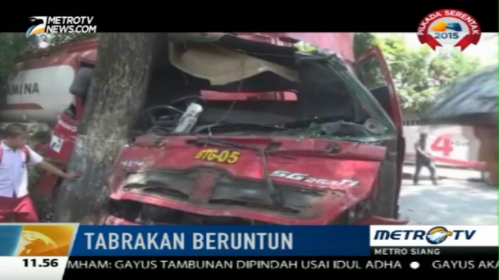 Truk Tangki BBM Tabrak Tujuh Mobil dan Tiga Motor 