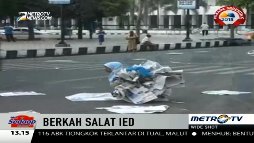 Berkah Pengumpul Koran Bekas Kala Idul Adha