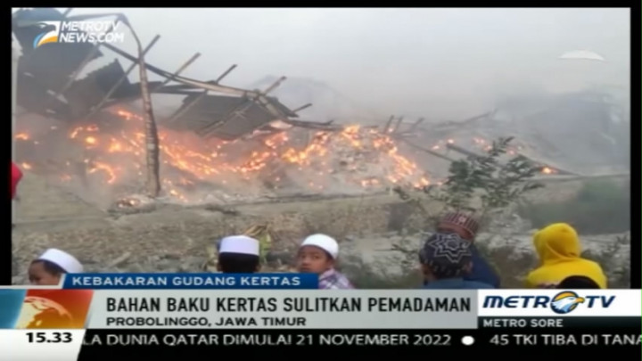 Lima Gudang Kertas di Probolinggo Ludes Terbakar