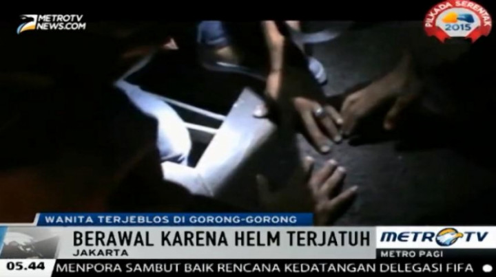 Seorang Wanita Terjepit di Lubang Gorong-Gorong Saluran Air