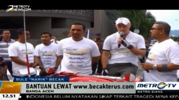 Bule Narik Becak dari Aceh Hingga Jakarta untuk Galang Dana