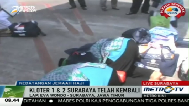 Jemaah Haji Sujud Syukur Saat Tiba di Surabaya