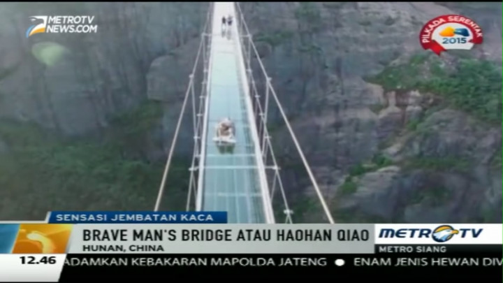 Merasakan Sensasi Berjalan di Jembatan Kaca Cina