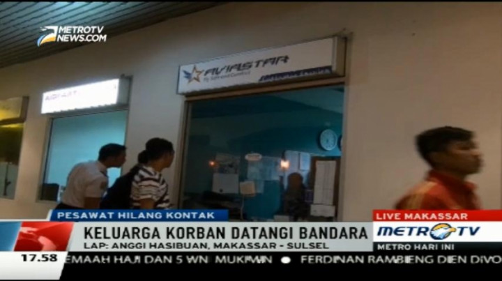 Keluarga Penumpang Aviastar Datangi Bandara Sultan Hasanuddin