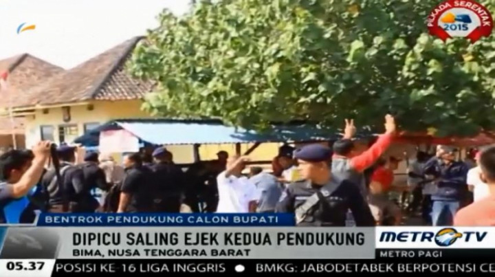 Massa Dua Pendukung Balon Bupati dan Wakil Bupati Bima Terlibat Bentrok