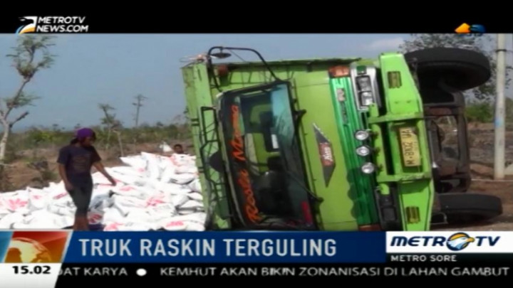 Truk Bermuatan 15 Ton Raskin Terguling di Sumenep