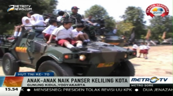 HUT ke-70 TNI, Anak-anak di Gunung Kidul Keliling Kota Naik Panser 