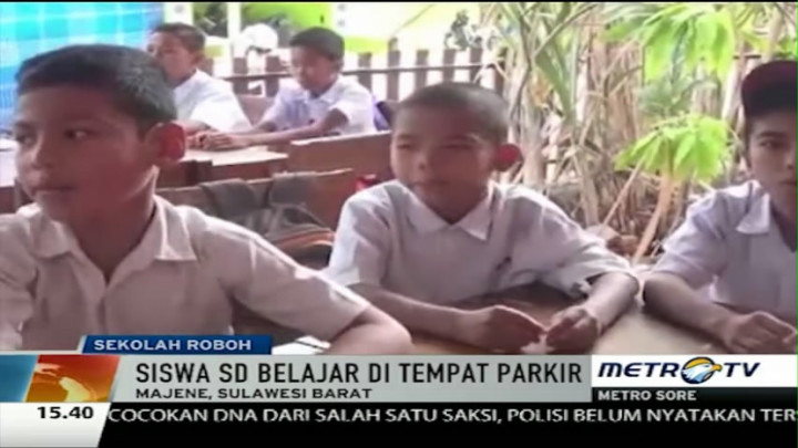Sekolah Roboh, Siswa SD di Jambi Terpaksa Belajar di Parkiran