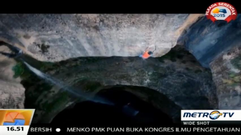 Aksi Ekstrem David Lama Taklukan Tebing Curam Pegunungan Tannaurin
