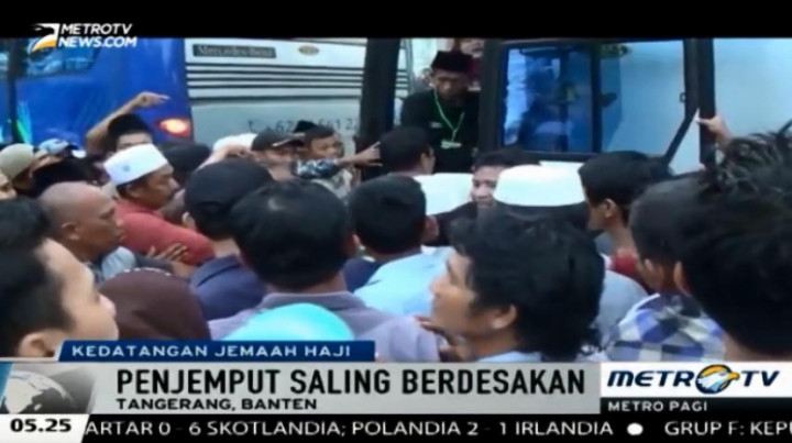 Aksi Saling Dorong Penjemput Mewarnai Kedatangan Jemaah Haji Kab. Tangerang