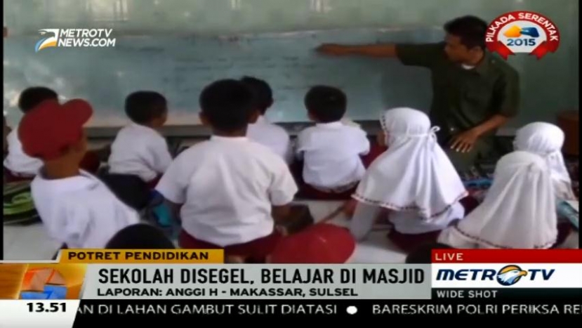 Sekolah Disegel, Siswa SD Terpaksa Belajar di Masjid