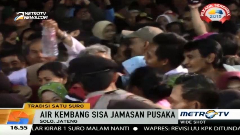 Ribuan Warga Solo Berebut Air Kembang Sisa Jamasan Pusaka