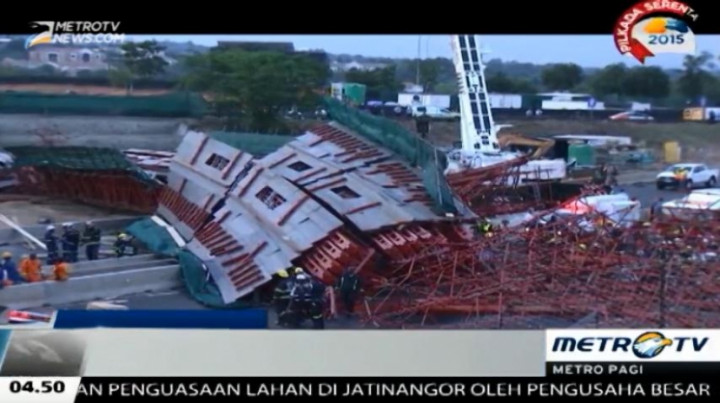Sebuah Jembatan Ambruk, Dua Tewas dan 21 Lannya Terluka