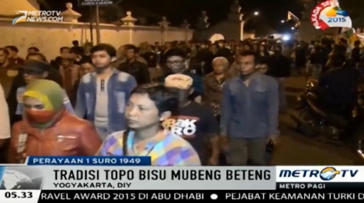 Tradisi Topi Bisu Mubeng Beteng Sambut Tahun Baru 1 Suro 1949 di Yogya