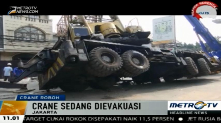 Truk Crane Roboh Timpa Rumah Mewah