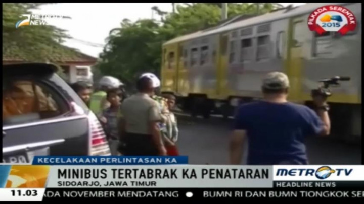 Sebuah Minibus Terpental Sejauh 20 Meter Akibat Tertabrak Kereta