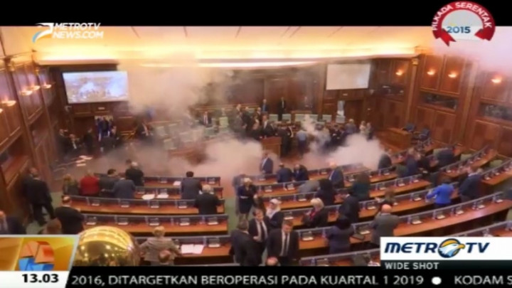 Sidang Ricuh, Anggota Oposisi Parlemen Lempar Gas Air Mata di Ruang Sidang 
