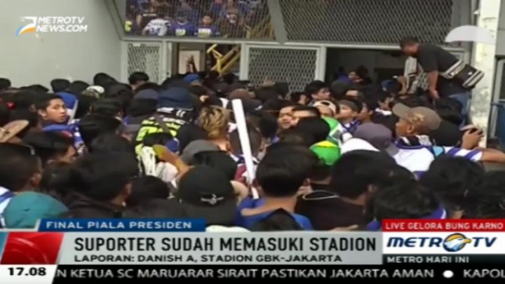 Sempat Terjadi Aksi Saling Dorong Saat Bobotoh Memasuki Stadion 