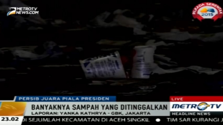 SUGBK Dipenuhi Sampah Usai Laga Final Piala Presiden 