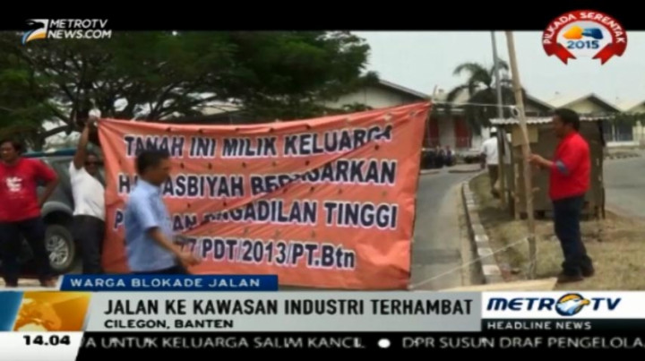 Puluhan Warga Blokade Jalan Masuk Kawasan Industri Krakatau Cilegon