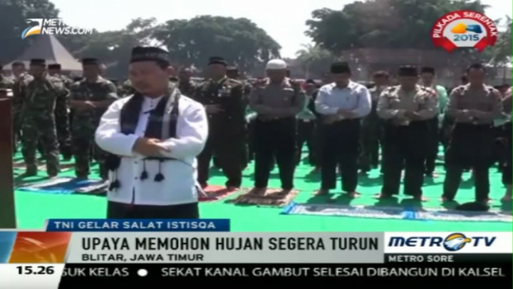 Anggota TNI di Berbagai Daerah Gelar Salat Istisqa