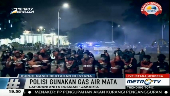 Polisi Bubarkan Aksi Buruh dengan Tembakan Gas Air Mata