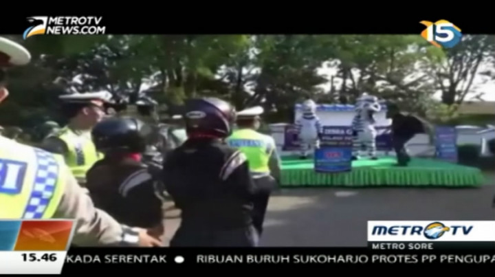 Pelanggar Lalin di Pati Dihukum Berfoto dengan Badut Zebra