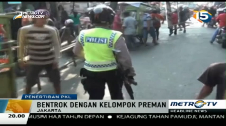 Kericuhan Warnai Penertiban Lapak PKL di Roxy 