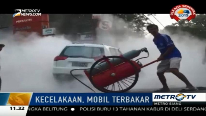 Tabrak Dua Motor, Mobil Mewah Terbakar di Depan SPBU Pesing