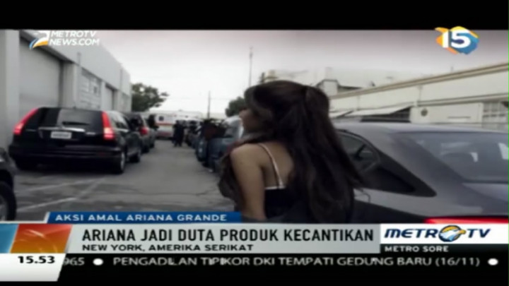 Hasil Penjualan Lipstik Ariana Grande untuk Penderita AIDS 