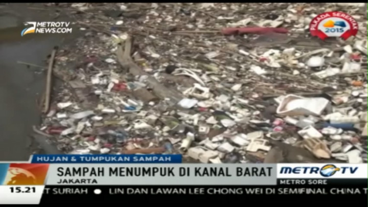 Hujan Deras, Sampah Menumpuk di Kanal Banjir Barat
