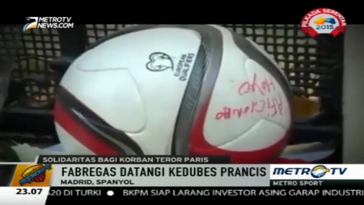 Fabregas Letakan Bola di Kedubes Prancis