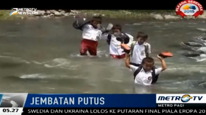 Warga Keluhkan Jembatan Penghubung Utama Desa Putus