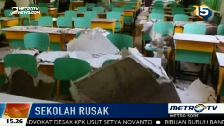 Belum Lama Dibangun, Atap Gedung Sekolah Ini Mendadak Ambruk