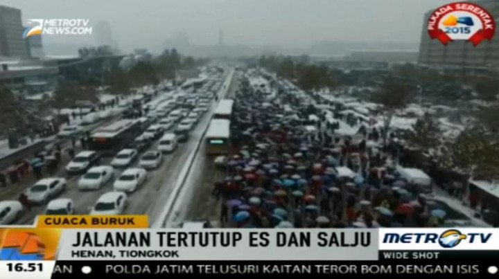 Lalu Lintas Lumpuh Akibat Badai Salju Lebat di Henan-Tiongkok